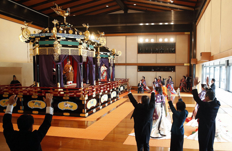 今どき現代日本で「天皇陛下万歳」をやるのは気持ち悪くないですか？