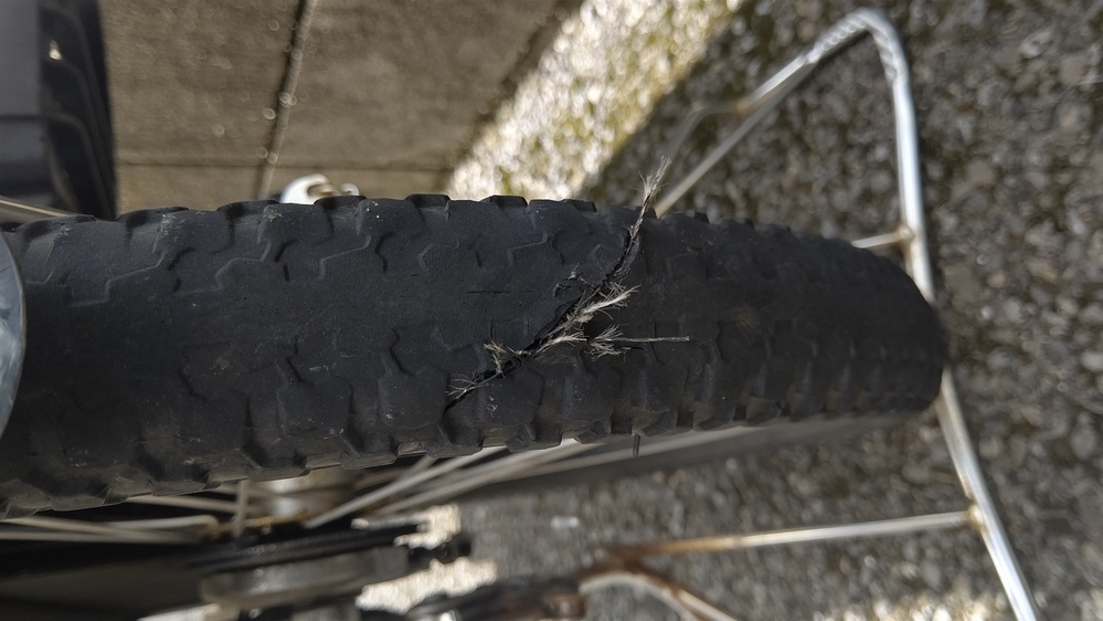 自転車のタイヤに付属しているビニールを切るカッター