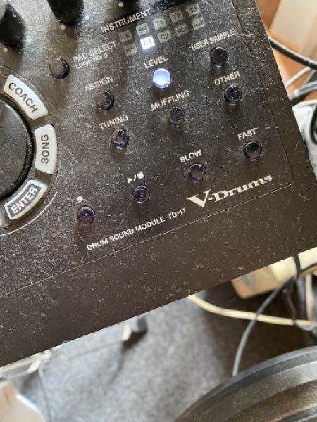 電子ドラムについてなのですが、添付のRolandTD-17なのですがCR1クラ 