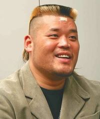 プロレスラーの天山広吉さんの髪型はツーブロックですか それともまた違った髪型な Yahoo 知恵袋
