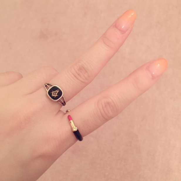この画像で、中指につけてる黒の指輪が可愛いので購入したいのですが、購入先がわかりません。 どなたかご存知の方URLなど教えてもらえませんか？よろしくお願いします(´›ω‹` )