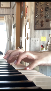 ピアノの奏法について質問いたします。


手の形が写真のようになってしまいます。(MP関節が凹む) 気をつけてるつもりなのですが、激しいパッセージなど弾くとよくこうなります。

前腕が痛くなってしまうのはこれが原因でしょうか？
どう意識したら綺麗な形になりますか？

ご回答よろしくお願い致します