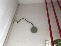 古い賃貸に住んでいるんですが これはエアコンの穴とコンセントですよね Yahoo 知恵袋