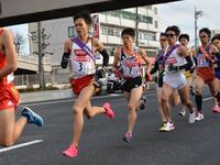 全日本実業団駅伝15で 一区の大迫傑選手が履いていたこのピンクの薄底シ Yahoo 知恵袋