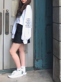 画像のような上の服の 袖がダボっとしてる 手首のところが閉まってる 服は何と Yahoo 知恵袋