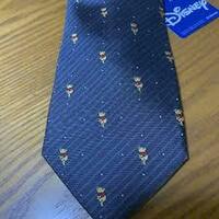 このネクタイを探しているのですが 多分ディズニー公式 だと思いますか Yahoo 知恵袋