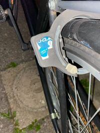 自転車の鍵について教えて欲しいです 自転車の鍵を無くしてしまい、スペアキーを作りたいのですが自転車の鍵の所に写真の通りの会社名?が書いてあったのですが自転車で作ってもらえるのでしょうか?!

(J.cls lockと書いてあります。)