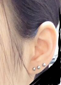 ピアス3連位置 ピアスの位置なのですがバランス悪くないですか 他の人には気 Yahoo 知恵袋
