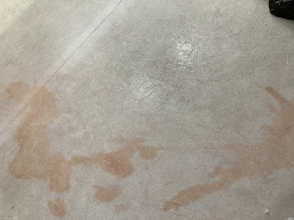ネイリストです！ ネイルのインクオイルを床にこぼしてしまい、ポリッシュや塩など色々使って落としてみましたが、落ちません 床の材質もよく分からないのですが、こぼしてすぐ拭いても取れなかったので、わかる方いたらアドバイスください！