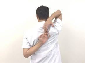 肩甲骨の柔軟性を確かめるやつで 背中に手を回して手繋ぐやつあるじ Yahoo 知恵袋