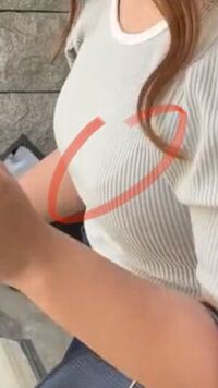 女子の胸の部分でよく浮き出てるこのブラの線 ってなんなんですか 大抵はスポブラ Yahoo 知恵袋
