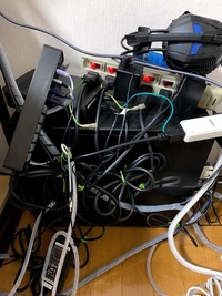 Pcとその周辺機器のケーブルがぐちゃぐちゃで限界です 私の家は写真のような状態 Yahoo 知恵袋