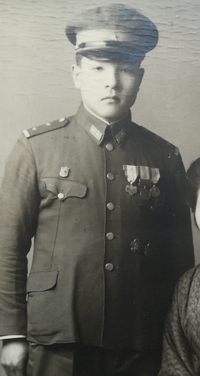第二次大戦中に撮影された祖父の写真です 階級や胸に付けている勲章の意味などわか Yahoo 知恵袋