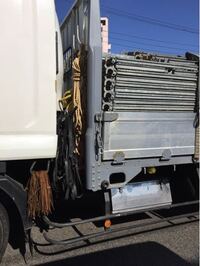 トラックの荷台 横から撮影 よく見てみないとわからないのですが 荷台の横 Yahoo 知恵袋