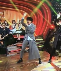 洋服の名前が知りたいです 先日 音楽番組でv6の井ノ原くんが履いてい Yahoo 知恵袋