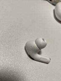 Air Pods 目立つ傷なし 左AirPodsを落としてしまい、ものすごく目立つ傷ができてしまい