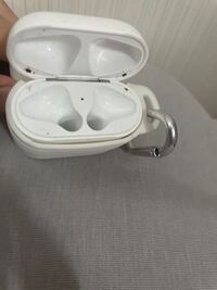 AirPodsのケースがすごく汚くなってるんですがどうやったら綺麗 AirPodsのケースがすごく汚くなってるんですがどうやったら綺麗