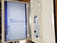 Windows7の古いパソコンなのですが、ネットの画面を立ちあげたら、表示がとても細かくなりました。元の画面に戻す方法はありますか？ 