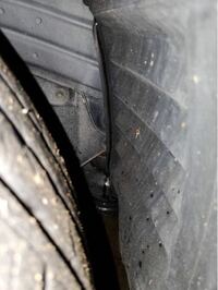 車のオイル漏れについて 車に疎く説明が難しいのですが 車の前輪両方 画像の Yahoo 知恵袋