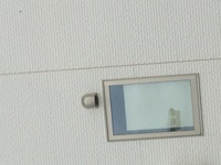 最近の家の特徴として 画像の窓上にある空気穴 なぜ昔の家には着いてな Yahoo 知恵袋