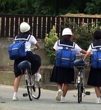 中学生に質問です - 中学生は自転車通学の生徒は学校指定の真っ白なヘルメットを... - Yahoo!知恵袋