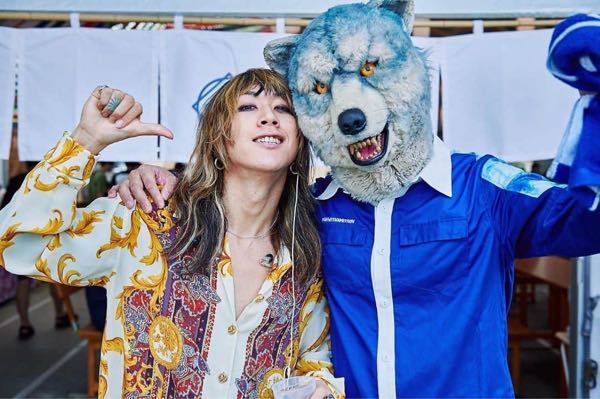 SUPERBEAVERの渋谷龍太さんという方ですがこの稲妻？柄のシャツは