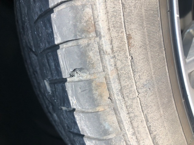 縁石でタイヤを擦ってしまったのですが大丈夫ですかね 擦ってブ Yahoo 知恵袋