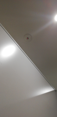 会社のトイレの個室です 上にあるやつは監視カメラですか 赤い光が点滅 Yahoo 知恵袋