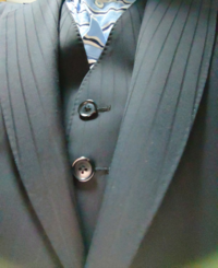 親戚の結婚式だとこのスーツはアウトですかね？ 黒に近いダークネイビーのシャドーストライプです。(当日はもちろん白シャツにします。)

礼服は痩せてブカブカ状態で、只今減量中。もう少し痩せてから礼服はオーダーしようかと

親戚の１９歳の子が結婚するらしく、都内や神奈川県の高齢者の親戚を代表して、私(30代男)が出席する予定です。

コロナもあって、式典には不参加で旦那さんのご実家がイタリアンレ...