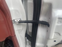 自動車のこの部品名が知りたいです 運転席のドアの二つあるヒンジの中央にある黒い Yahoo 知恵袋