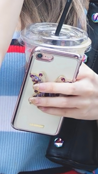 Twiceのサナが持ってるスマホのこのseのケースを特定できる方いま Yahoo 知恵袋