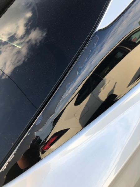 プリウス50系の後ろの部分の黒いフィルム のようなものが剥がれてきて Yahoo 知恵袋