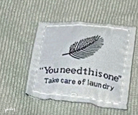 この画像の英語はなんて書いてありますか また この絵は葉っぱ 羽です Yahoo 知恵袋