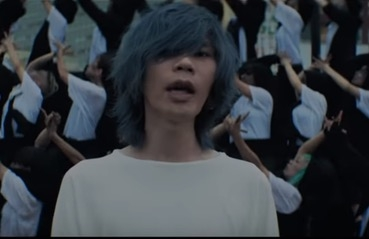 何故米津玄師は長い前髪で前を見えなくしてるんですか 本人に聞いてみないと Yahoo 知恵袋