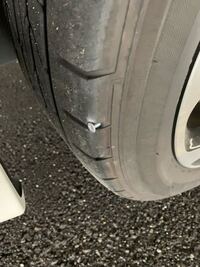 タイヤに刺さったネジについて 画像の通り 左前のタイヤにネジが刺さっていました Yahoo 知恵袋