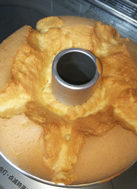 シフォンケーキ焼いてみたんですが 中心の穴の周りの膨らみがあまり良くないなと感 Yahoo 知恵袋