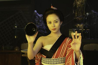 時代劇 丁半博打で壷振りする女って 何でこんな風に肩だけ出すんでしょうか Yahoo 知恵袋