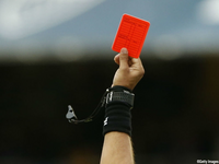 サッカーってレッドカード退場になると 代わりの選手入れるんじゃなくって少ない人 Yahoo 知恵袋