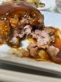 豚肉粗挽きハンバーグの中身がピンク色です 母曰く分蓋をして火を通したそうで Yahoo 知恵袋