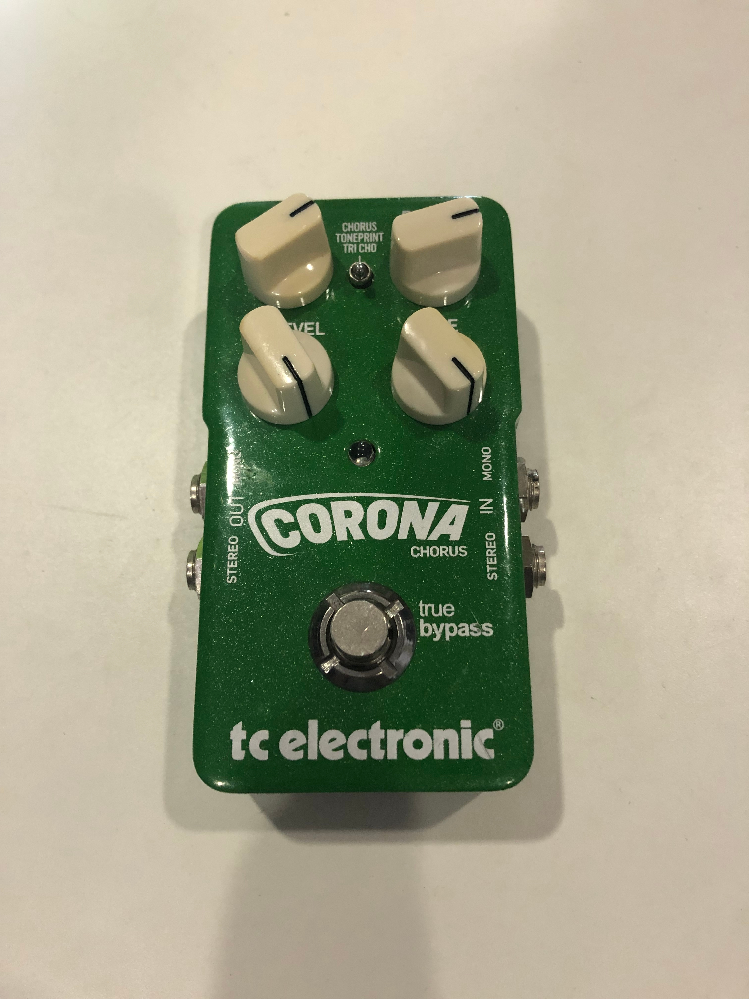 tc electronic のcorona chorusのエフェクターなんですが、オンの時は通常に機能するのですが、 エフェクターをオフにするとギターの生音だけアンプから出るはずなのですがアンプから音が出なくなってしまいます。 原因を教えてください！自分で直せないのでしょうか？