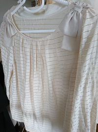この服なのですが アイボリー色のボーダーになっていて肩にリボンがあり Yahoo 知恵袋