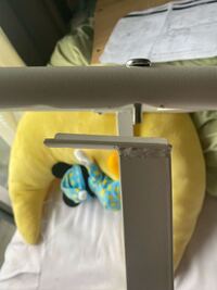 椅子を組み立てています。 ひとつの足だけネジが入らないのですが、 どうすればいいでしょうか……二三回回したら止まってしまいます。ネジを交換してみたりしたのですが、出来なかったです。どうすればよいでしょうか 。