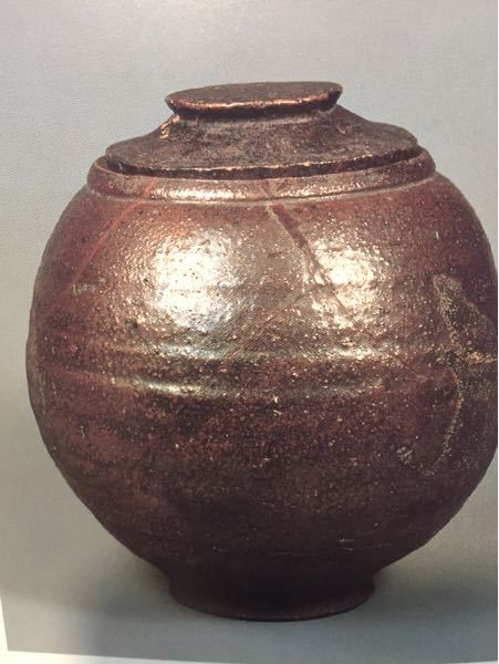 芋がしら南蛮水指と言うものがあります。写真は永青文庫蔵のものですが