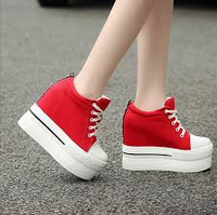 私はピアノ弾いてる動画をたまに出します 先日ある先生が あーた裸足なの みっと Yahoo 知恵袋