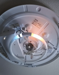 前はtoshibaの丸型蛍光灯で寿命が来たのでアマゾンでnecのliteeホタ Yahoo 知恵袋