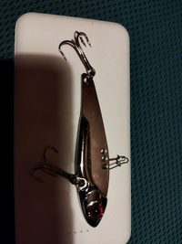 ダイソーメタルバイブですがルアー初心者レベルです 付属フックが細く頼 Yahoo 知恵袋