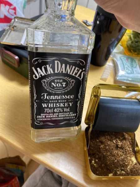 小銭が入るほどの注ぎ口のウイスキーボトルを探しています。ウイス