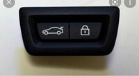 BMWのトランク側のボタンで質問です。 鍵のマークのボタンはいつ使うのですか？
いつも左のボタンで閉じています。
