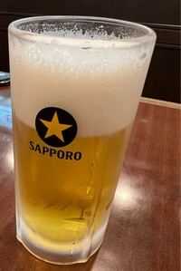 飲食店でのビールの泡の比率が多い時がありますが、クレームを言いますか？ 写真のものは泡が
多すぎる 普通 少ない
どう思いますか？