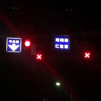 車のエンブレムで バツ みたいなマークがついた車は何ですか Yahoo 知恵袋